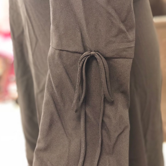 Key hole Knee length black dress - Picture 4 of 7